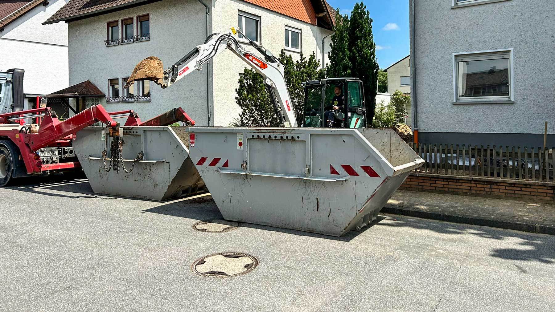 Bauprojekt in Hanau mit Direktbeladung eines Containers durch einen Bagger